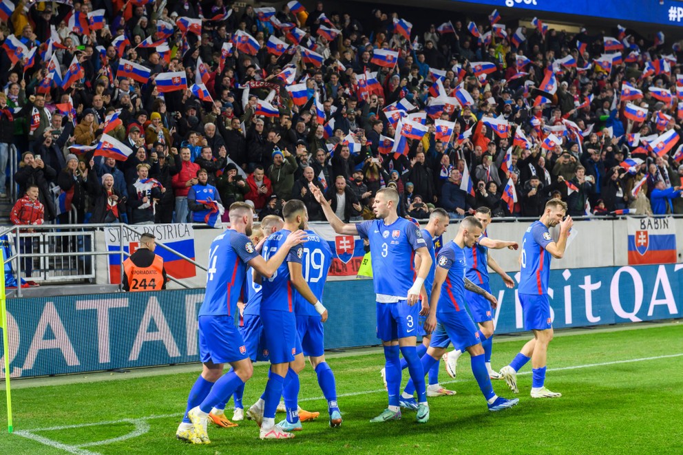 Gólová radosť hráčov a fanúšikov Slovenska v zápase J-skupiny 9. kola kvalifikácie EURO 2024 vo futbale Slovensko - Island. 