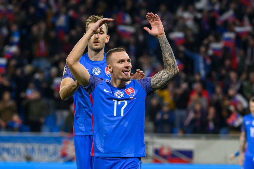 Norbert Gyömbér a Lukáš Haraslín oslavujú gól v zápase J-skupiny 9. kola kvalifikácie EURO 2024 vo futbale Slovensko - Island.