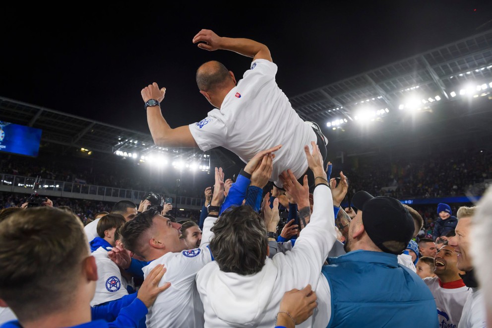 Tréner Slovenska Francesco Calzona počas osláv po postupe na EURO 2024 po zápase J-skupiny 9. kola kvalifikácie ME 2024 vo futbale Slovensko - Island.