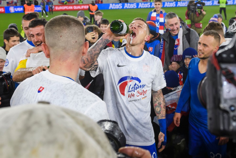 Juraj Kucka oslavuje postup na EURO 2024 po zápase J-skupiny 9. kola kvalifikácie EURO 2024 vo futbale Slovensko - Island. 