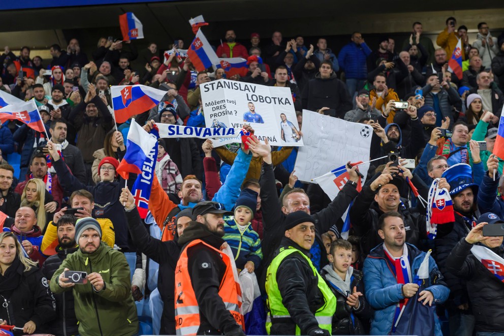 Fanúšikovia oslavujú postup na EURO 2024 po zápase J-skupiny 9. kola kvalifikácie EURO 2024 vo futbale Slovensko - Island.