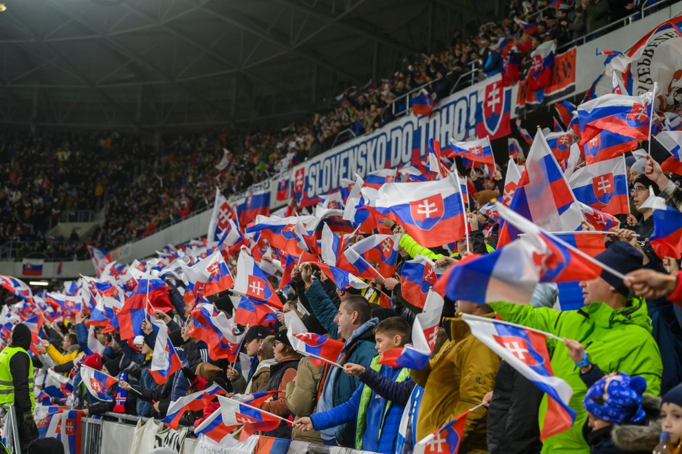 Fanúšikovia oslavujú postup Slovenska na EURO 2024.