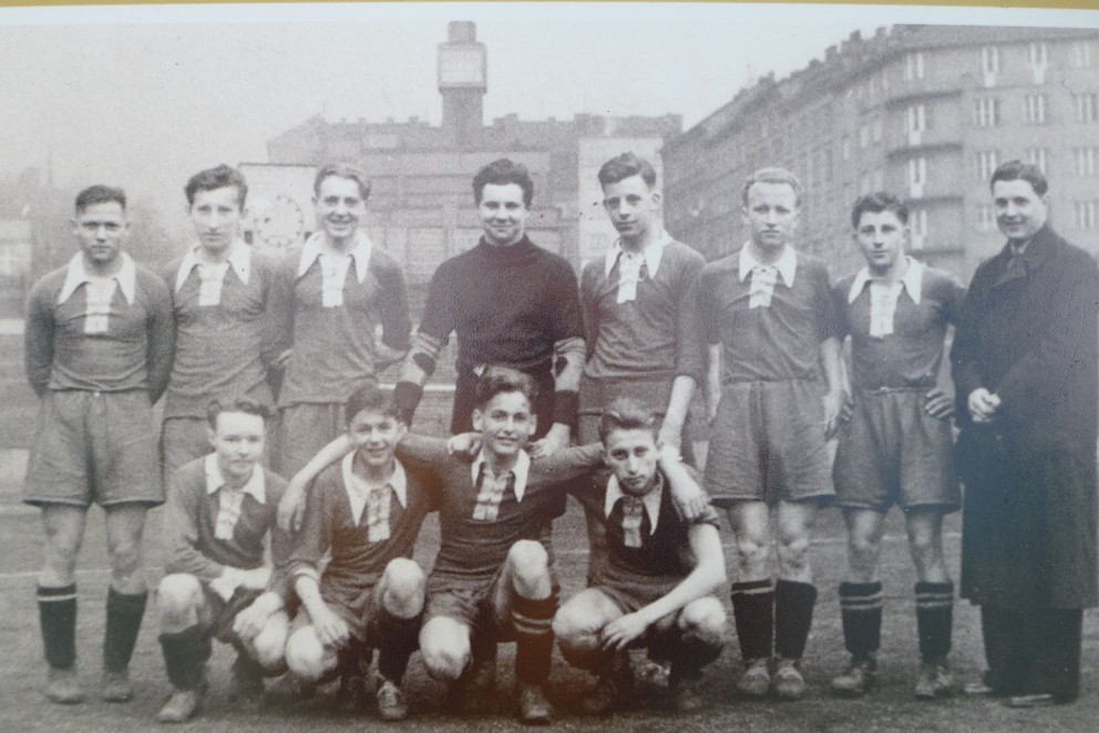 Dorastenci AFK Bohemians, zrejme v roku 1932 – okolie štadióna, známeho dnes ako Ďolíček, sa za 90 rokov až tak veľmi nezmenilo.
