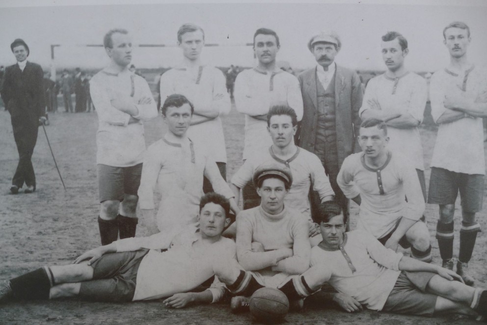 Futbalisti AFK Vršovice v roku 1909, záber pravdepodobne vznikol na spomínanom poli pána Váchu.