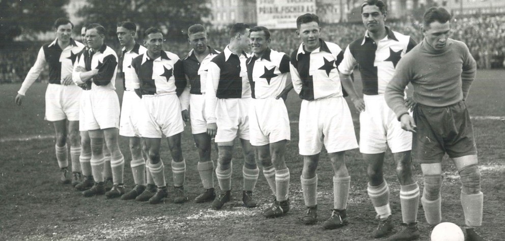 Slavia nastupuje, fotografia vznikla v roku 1937, brankár v popredí je fantastický František Plánička. K hviezdam „zošívaných“ však patril aj Ferdinand Daučík (stojí vedľa), neskorší tréner slovenskej reprezentácie či FC Barcelona.