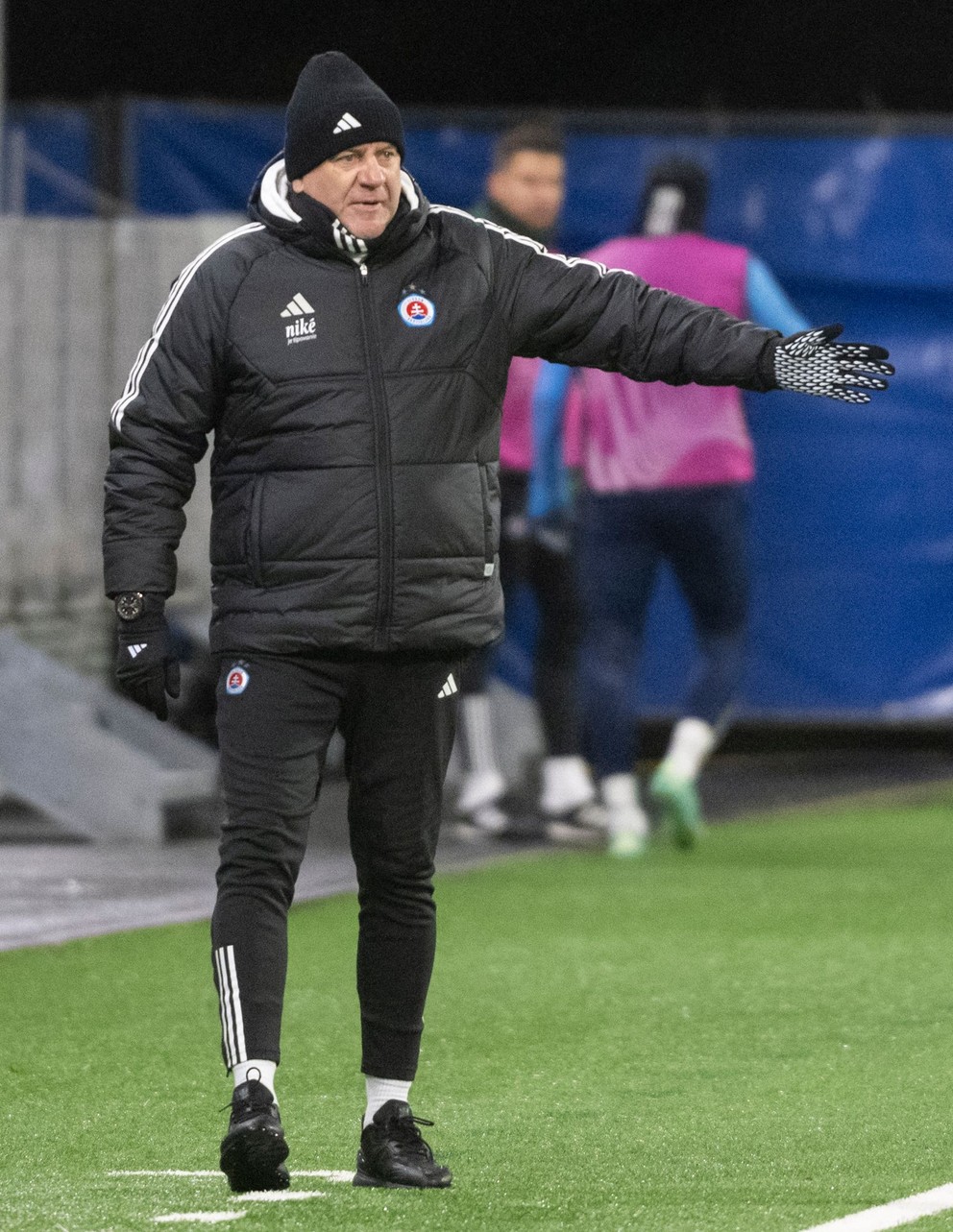 Na snímke tréner ŠK Slovan Bratislava Vladimír Weiss st. počas zápasu A-skupiny 5. kola Európskej konferenčnej ligy KÍ Klaksvík - ŠK Slovan Bratislava vo štvrtok 30. novembra 2023 v Tórshavne na Faerských ostrovoch.