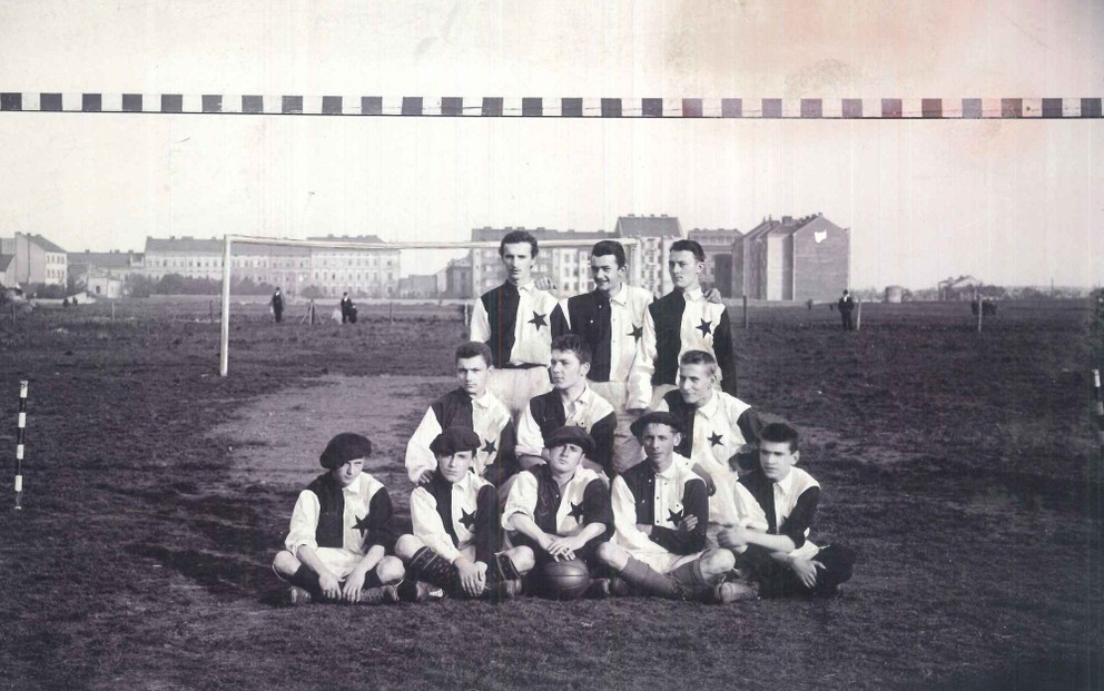 Futbalisti Slavie, zrejme v roku 1898 – v strede dole sedí kapitán, český vlastenec, neskorší lekár a predseda Českého zväzu futbalového Karel Freja.
