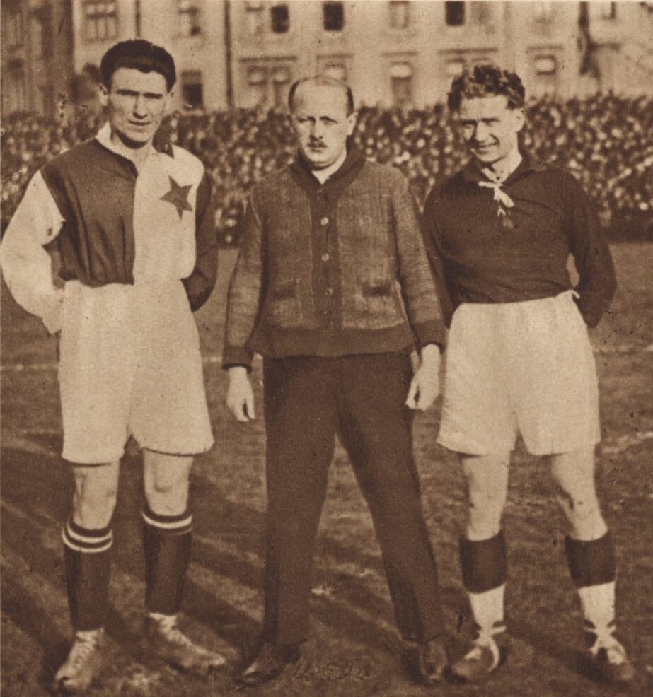 Dvojica legiend pražských „S“, kapitáni nezmieriteľných tímov – vľavo slavista Josef Pleticha a vpravo Karel „Káďa“ Pešek zo Sparty, záber pochádza z roku 1927.