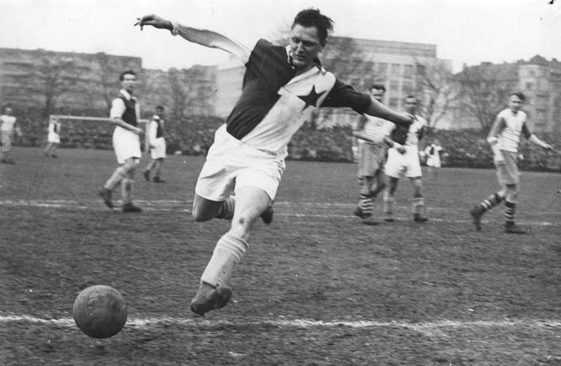 „Pepi“ Bican vo svojej nezabudnuteľnej póze, veď za Slaviu dal takmer 400 ligových gólov. Jeho hviezda začala v „zošívanom“ drese žiariť v roku 1937, ligu však vyhral až v období Protektorátu Čechy a Morava.