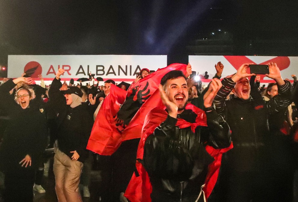 Albánski futbaloví fanúšikovia sa tešia z postupu svojich hráčov na EURO 2024.