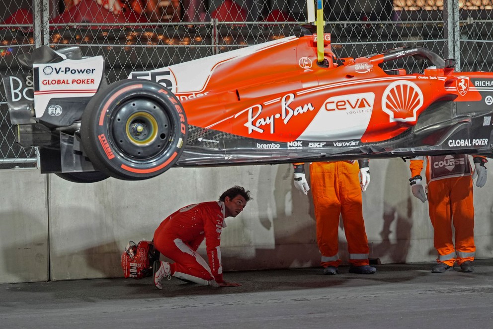 Carlos Sainz na Ferrari si prezerá podvozok svojho monopostu.
