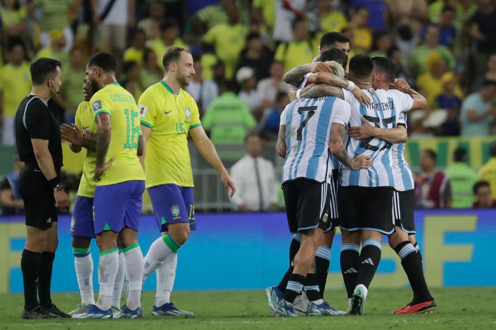 Radosť hráčov Argentíny v zápase proti Brazílii.
