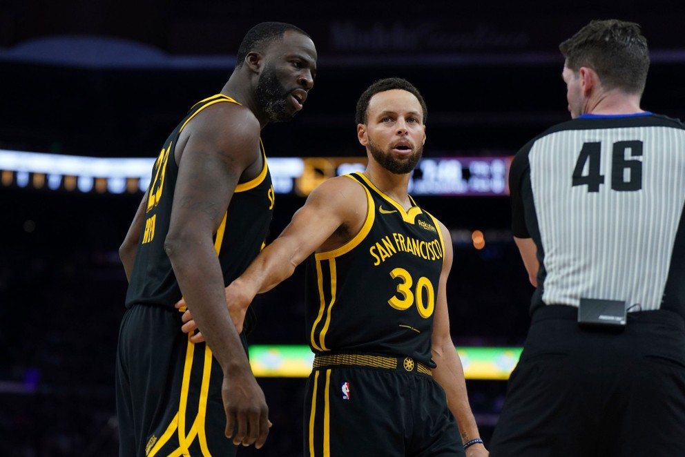 Basketbalisti tímu Golden State Warriors, zľava Draymond Green a Stephen Curry.