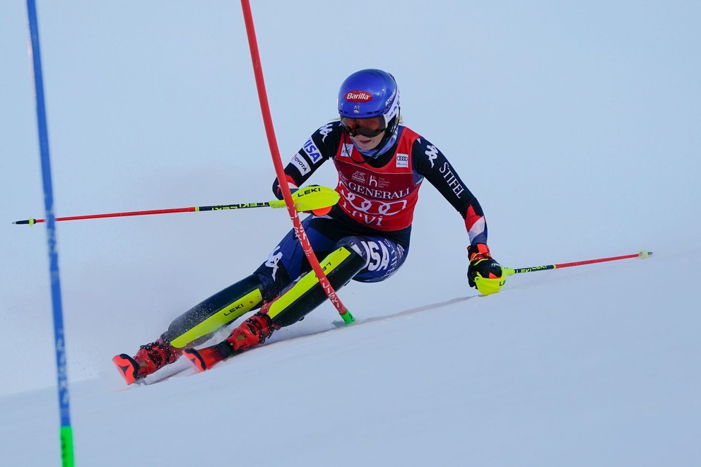 Americká lyžiarka Mikaela Shiffrinová na trati prvého kola slalomu v Levi.