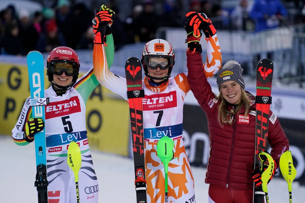 Petra Vlhová vyhrala slalom v Levi, na pódiu ju doplnili Lena Dürrová (vľavo) a Katharina Liensbergerová.
