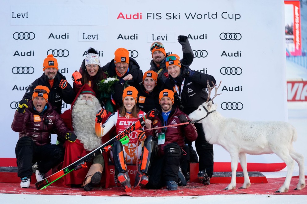 Petra Vlhová spolu s realizačným tímom oslavuje víťazstvo v slalome žien Svetového pohára v alpskom lyžovaní žien vo fínskom Levi.  