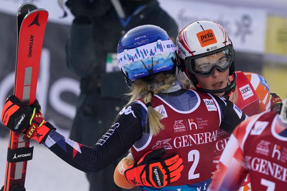 Slovenská lyžiarka Petra Vlhová v objatí s Mikaelou Shiffrinou vo fínskom Levi. 