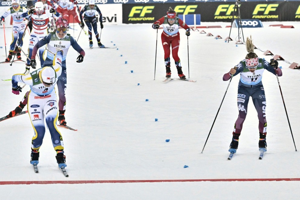 Finiš hromadného štartu žien na 20 km vo fínskom stredisku Ruka. 