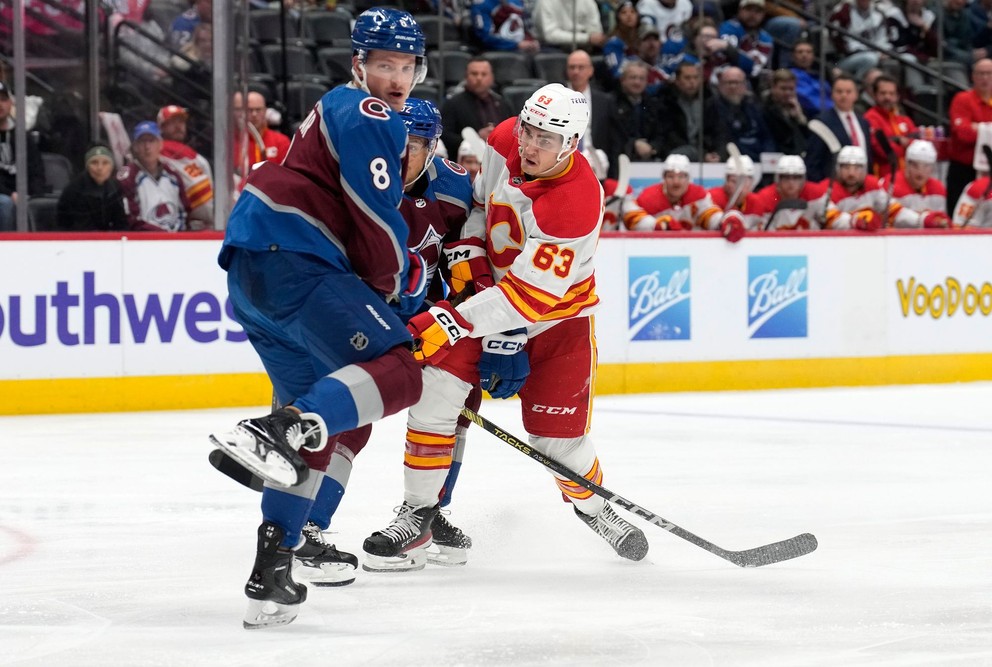 Adam Ružička (vpravo) v drese Calgary Flames.