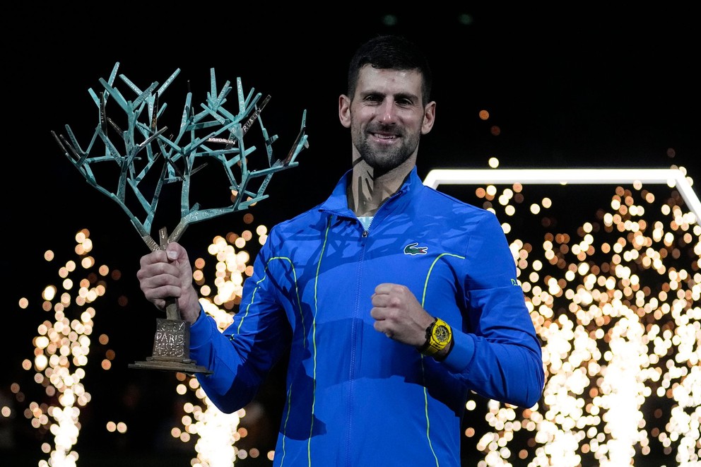 Novak Djokovič pózuje s víťaznou trojefou (ATP Paríž 2023)