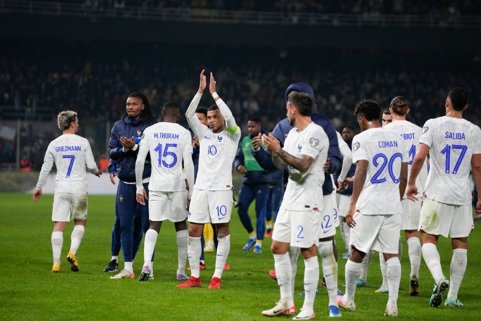 Hráči Francúzska vítajú fanúšikom pred posledným zápasom kvalifikácie s Gréckom.