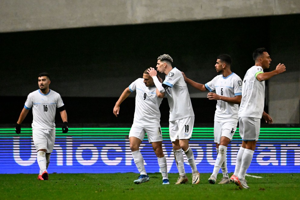 Futbalisti Izraelu sa tešia po góle Shona Weissmana (druhý zľava).