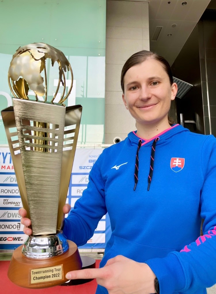 Kamila Chomaničová so Zlatým glóbusom pre celkového víťaza Svetového pohára za rok 2022. 