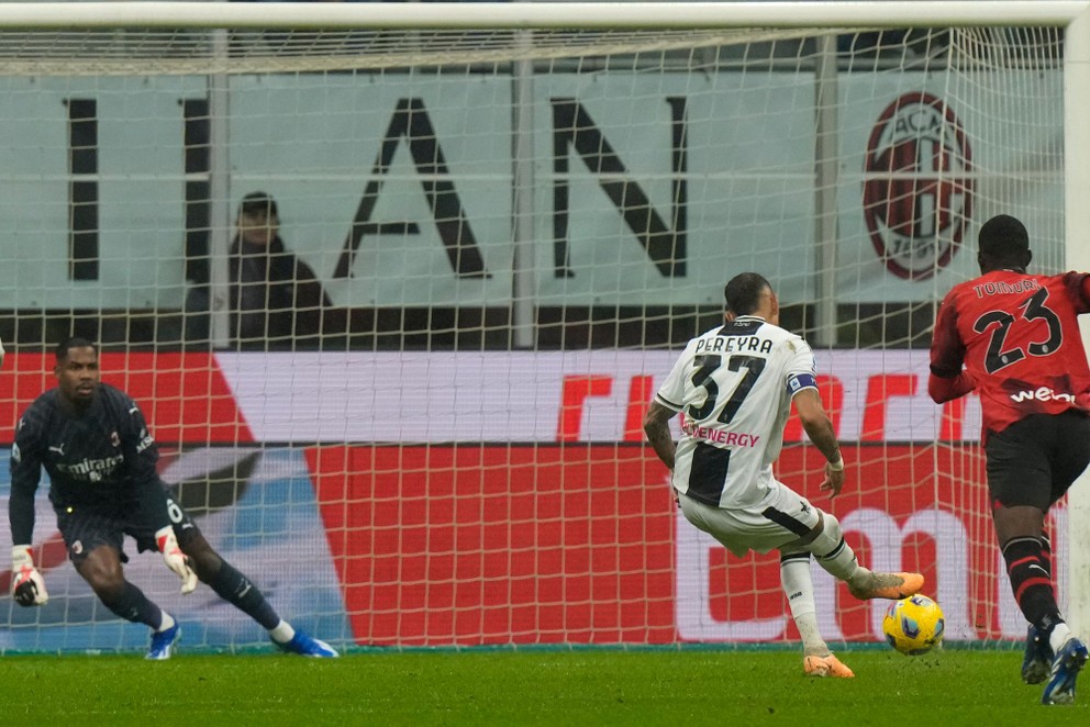 Hráč Udinese Roberto Pereyra premieňa  pokutový kop.