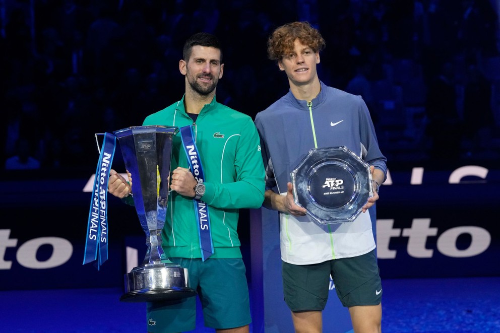 Novak Djokovič a Jannik Sinner po finále na Turnaji majstrov 2023.