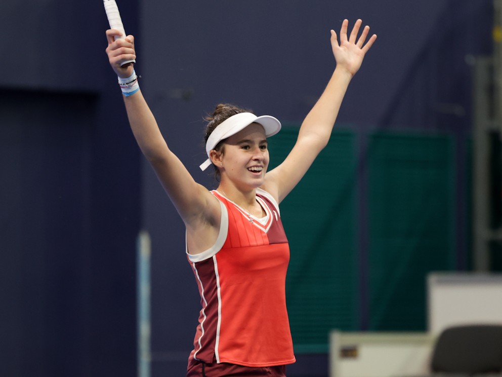 Mia Pohánková sa teší z výhry na turnaji v Bratislave. 
