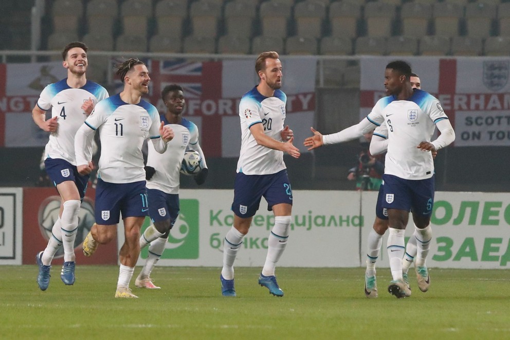 Anglickí hráči sa radujú z gólu v zápase so Severným Macedónskom v rámci kvalifikácie na EURO 2024.