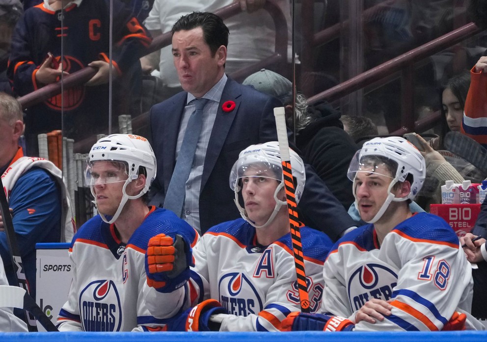 Hokejisti Edmontonu Oilers s trénerom Jayom Woodcroftom.