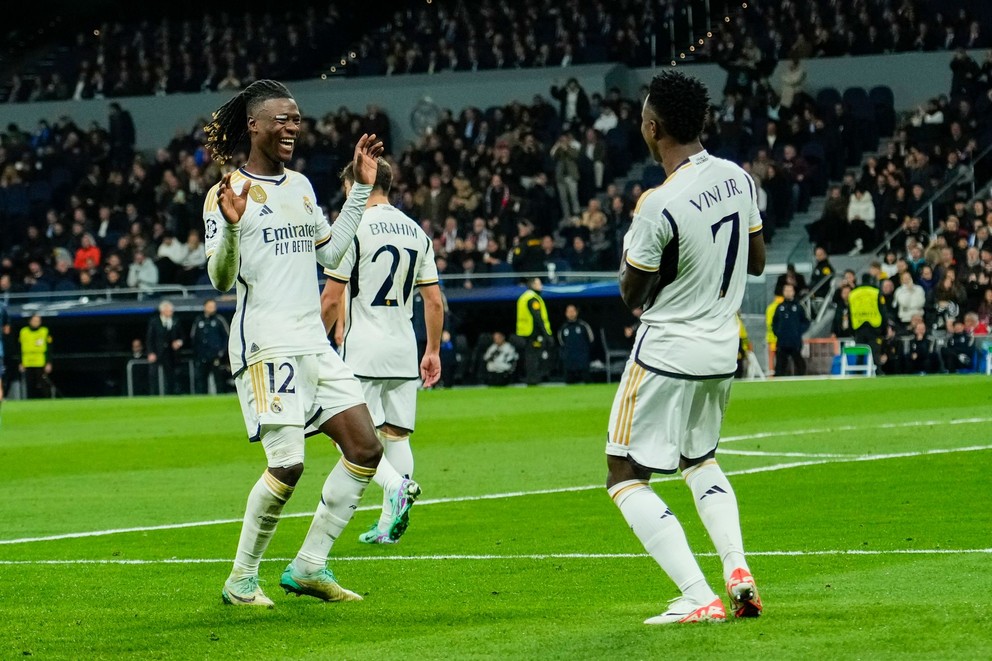 Hráči Realu Madrid Vinícius Júnior (vpravo) a Eduardo Camavinga sa tešia z gólu. 