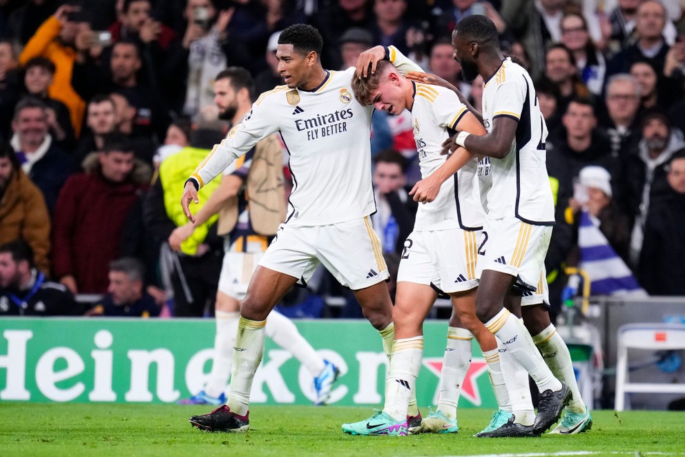 Nico Paz (v strede) oslavuje gól so spoluhráčmi Realu Madrid