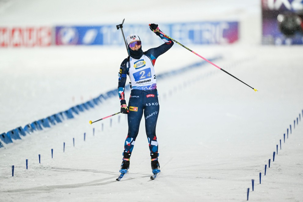 Nórska biatlonistka Karoline Offigstad Knottenová sa teší z víťazstva v štafete.