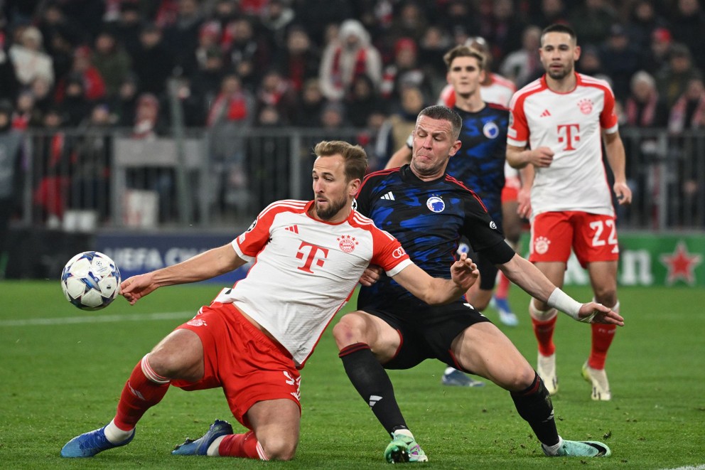 Denis Vavro bráni hviezdu Bayernu Mníchov Harryho Kanea.