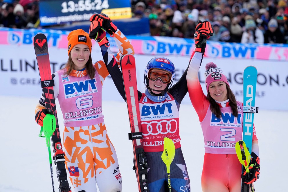 Slovenská lyžiarka Petra Vlhová (vľavo) obsadila druhé miesto v slalome Svetového pohára v americkom Killingtone 26. novembra 2023. Zvíťazila domáca lyžiarka Mikaela Shiffrinová (uprostred) a tretia skončila Švajčiarka Wendy Holdenerová (vpravo).
