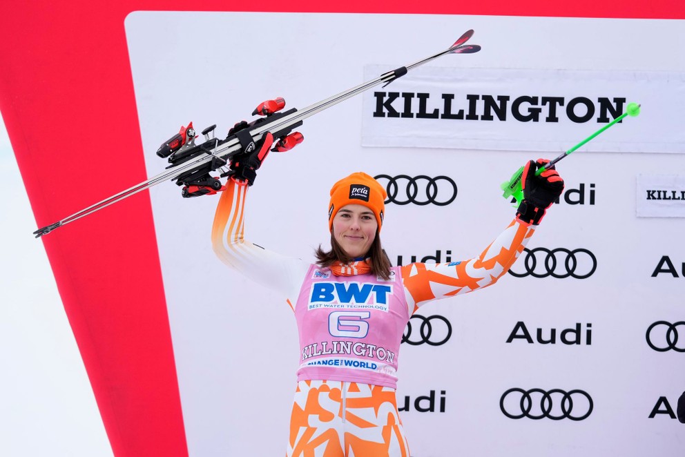 Petra Vlhová oslavuje na pódiu druhé miesto v slalome Svetového pohára v americkom Killingtone.