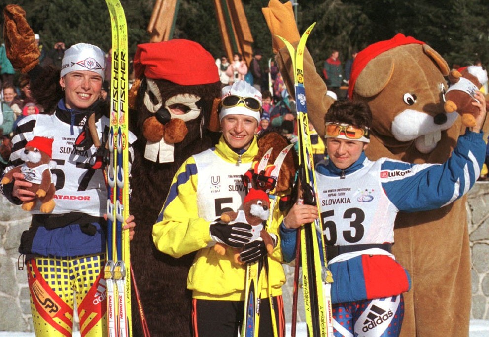 Jaroslava Lauková - Bukvajová (vľavo) so striebornou medailou na zimnej univeziáde  1999 na 5 km klasicky. 