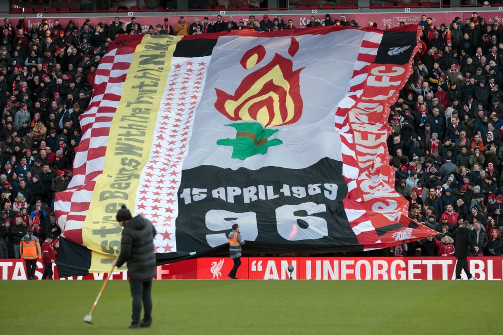 Fanúšikovia Liverpoolu si transparentom uctili pamiatku tragédie z Hillsborough. 