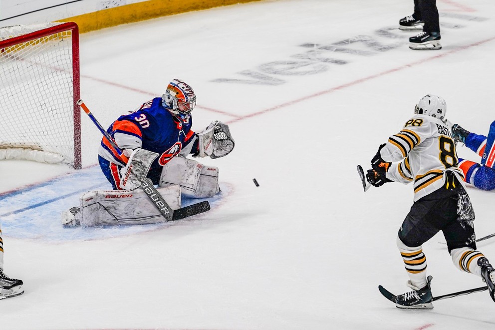 David Pastrňák z Bostonu Bruins strieľa na brankára Iľju Sorokina z New Yorku Islanders.