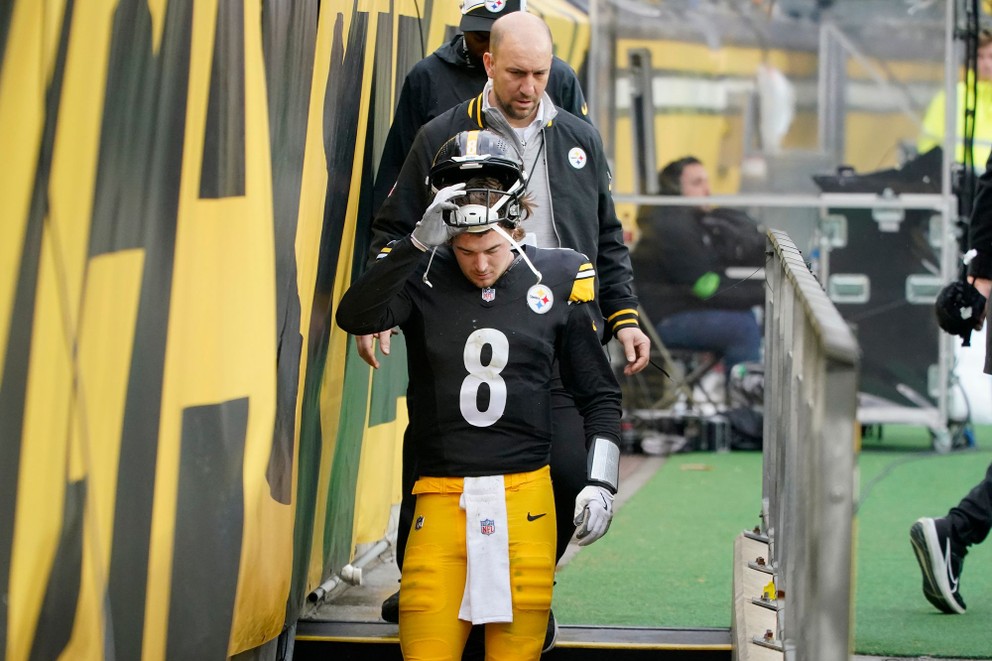Zranený quarterback Pittsburghu Steelers Kenny Pickett mieri do šatne. 