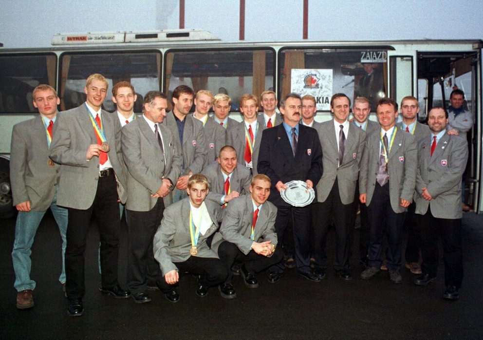 Bronzoví slovenskí juniori po návrate z MS 1999 vo Winnipegu.