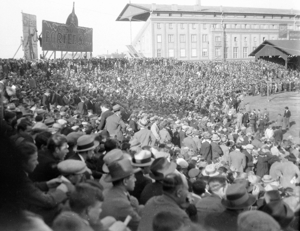 MTK Budapešť dlhé roky dominoval v maďarskej lige. Odrážalo sa to aj v záujme divákov. Snímka zachytáva publikum počas jedného zo zápasov v roku 1929. V tom čase už Csibi Braun za klub nehrával.