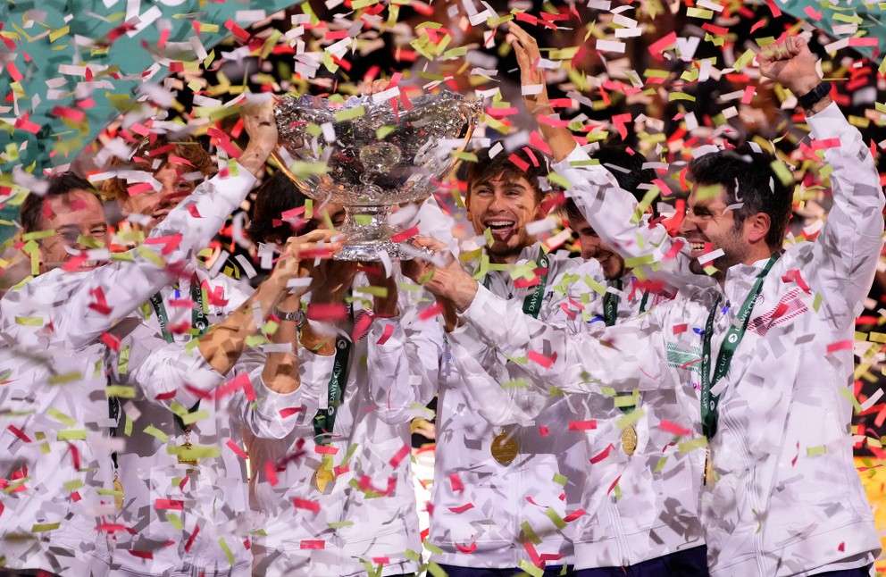 Talianski tenisti sa tešia po triumfe v Davis Cupe 2023.