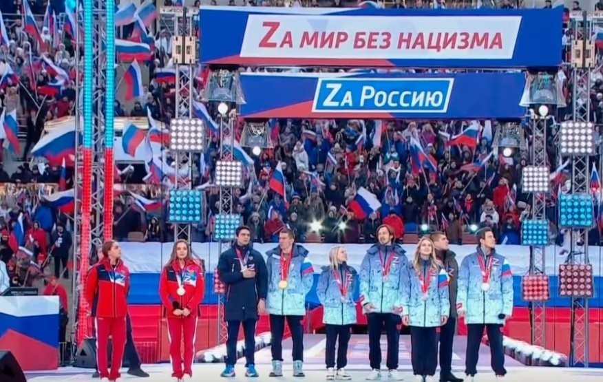 Ruskí olympionici počas mítingu na podoru vojny na Ukrajine, na ktorom vystúpili spolu s Vladimirom Putinom. 