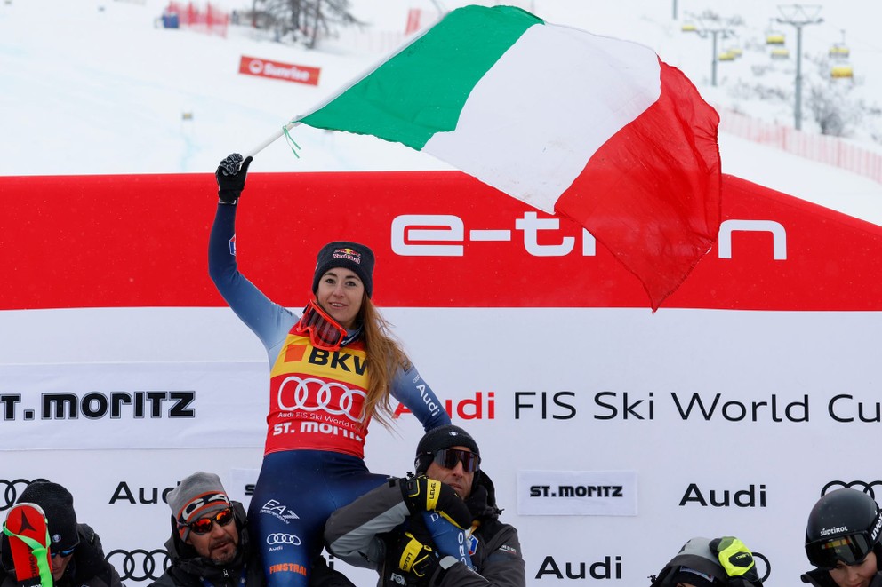Talianka Sofia Goggiová máva talianskou vlajkou po 2. mieste v zjazde vo švajčiarskom St. Moritzi
