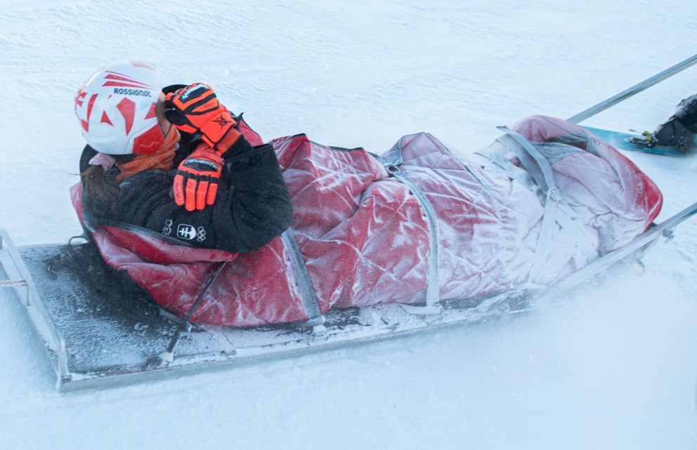 Petra Vlhová počas prevozu na záchranných saniach po páde počas prvého kola obrovského slalomu v Jasnej.