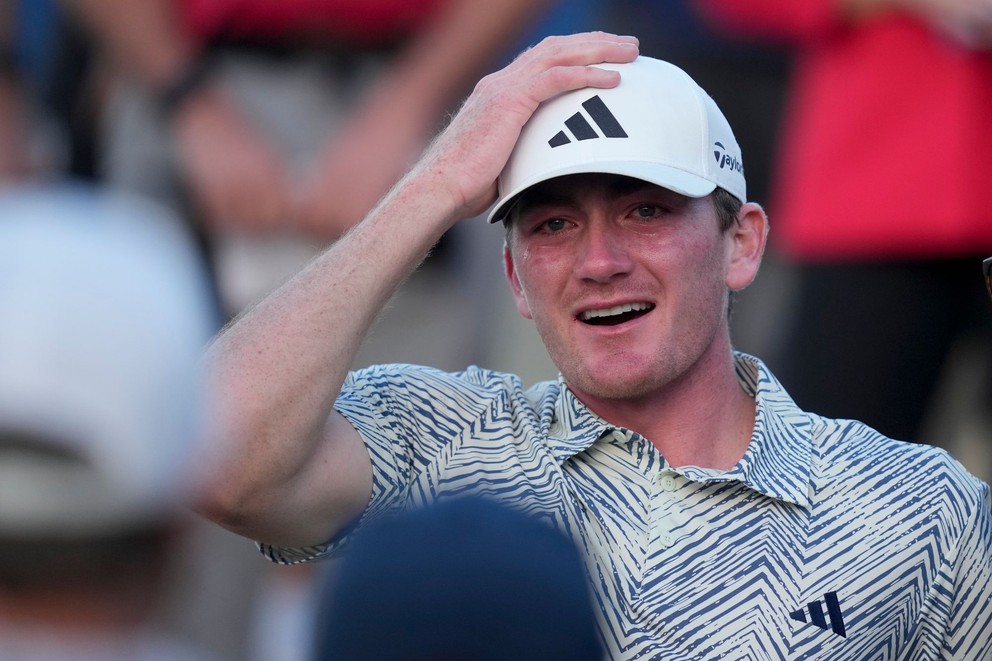 Americký golfista Nick Dunlap sa teší po triumfe na turnaji The American Express v kalifornskej La Quinte.