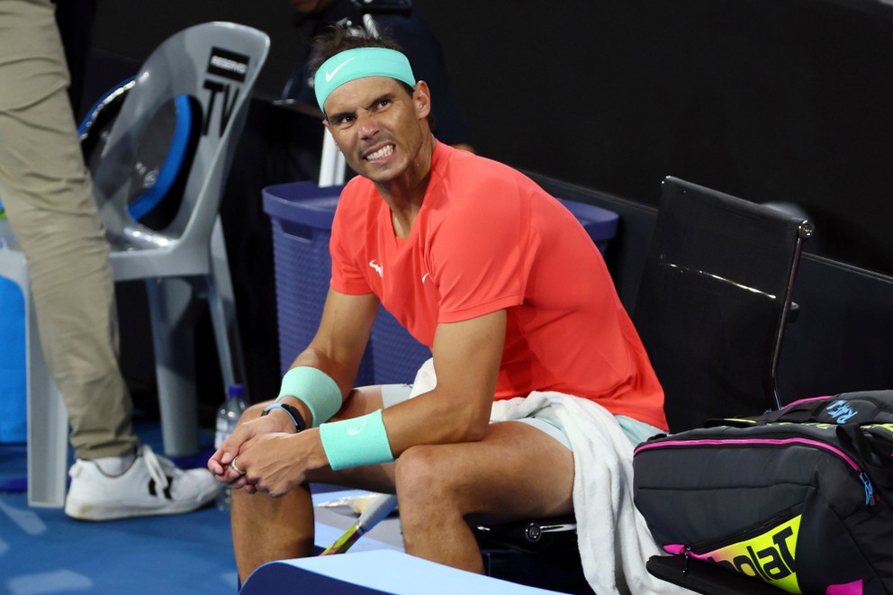 Rafael Nadal robí grimasu vo štvrťfinále mužskej dvojhry proti domácemu Austrálčanovi Jordanovi Thompsonovi na turnaji ATP v austrálskom Brisbane. 